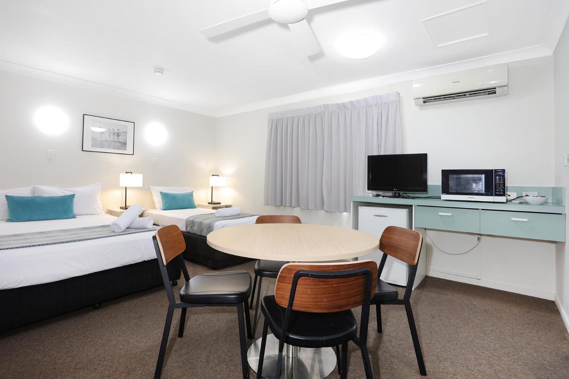 Southport Motel & Apartments Gold Coast Room photo